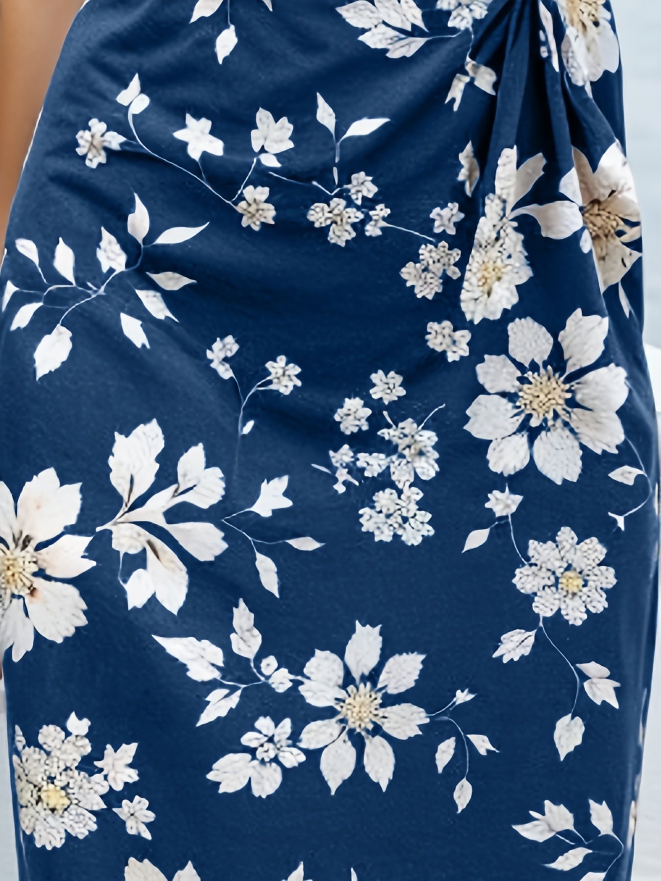 Marineblauwe halflange jurk met een wit bloemenmotief"