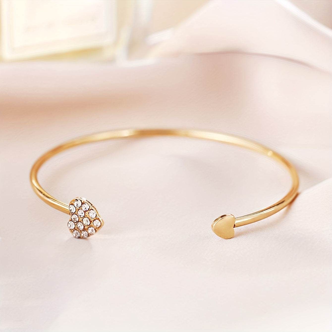 Chique stijve armband met hartmotief, verfraaid met fonkelende strass-steentjes