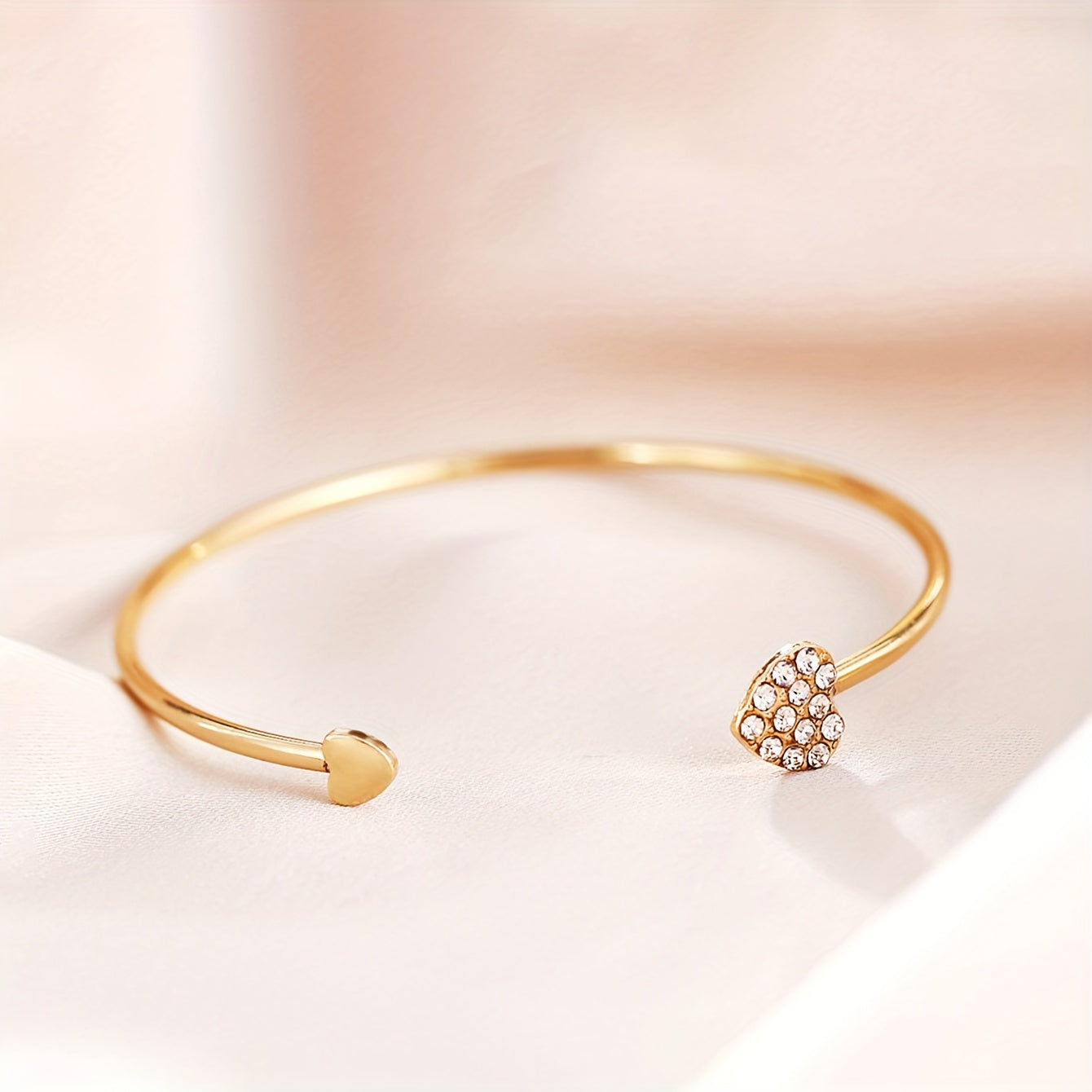Chique stijve armband met hartmotief, verfraaid met fonkelende strass-steentjes