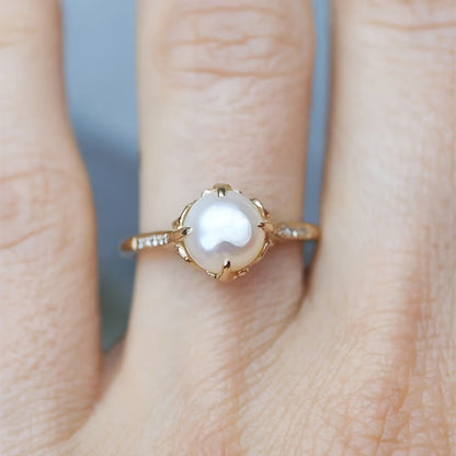Ring met parel en kristallen