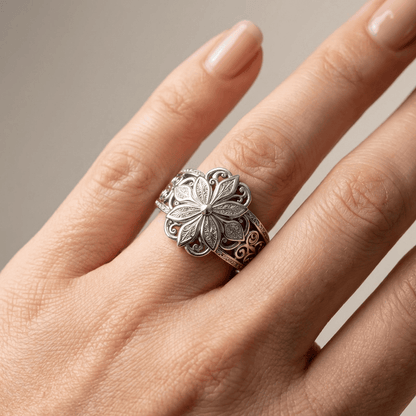 Zilveren ring met bloem en zirkonia