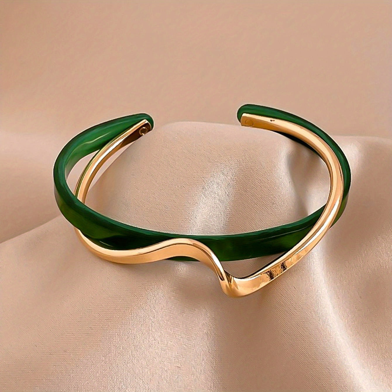 Stijve golfvormige armband verguld met 18K goud