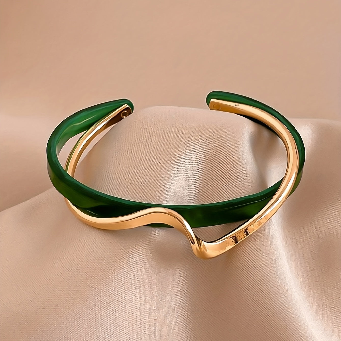 Stijve golfvormige armband verguld met 18K goud