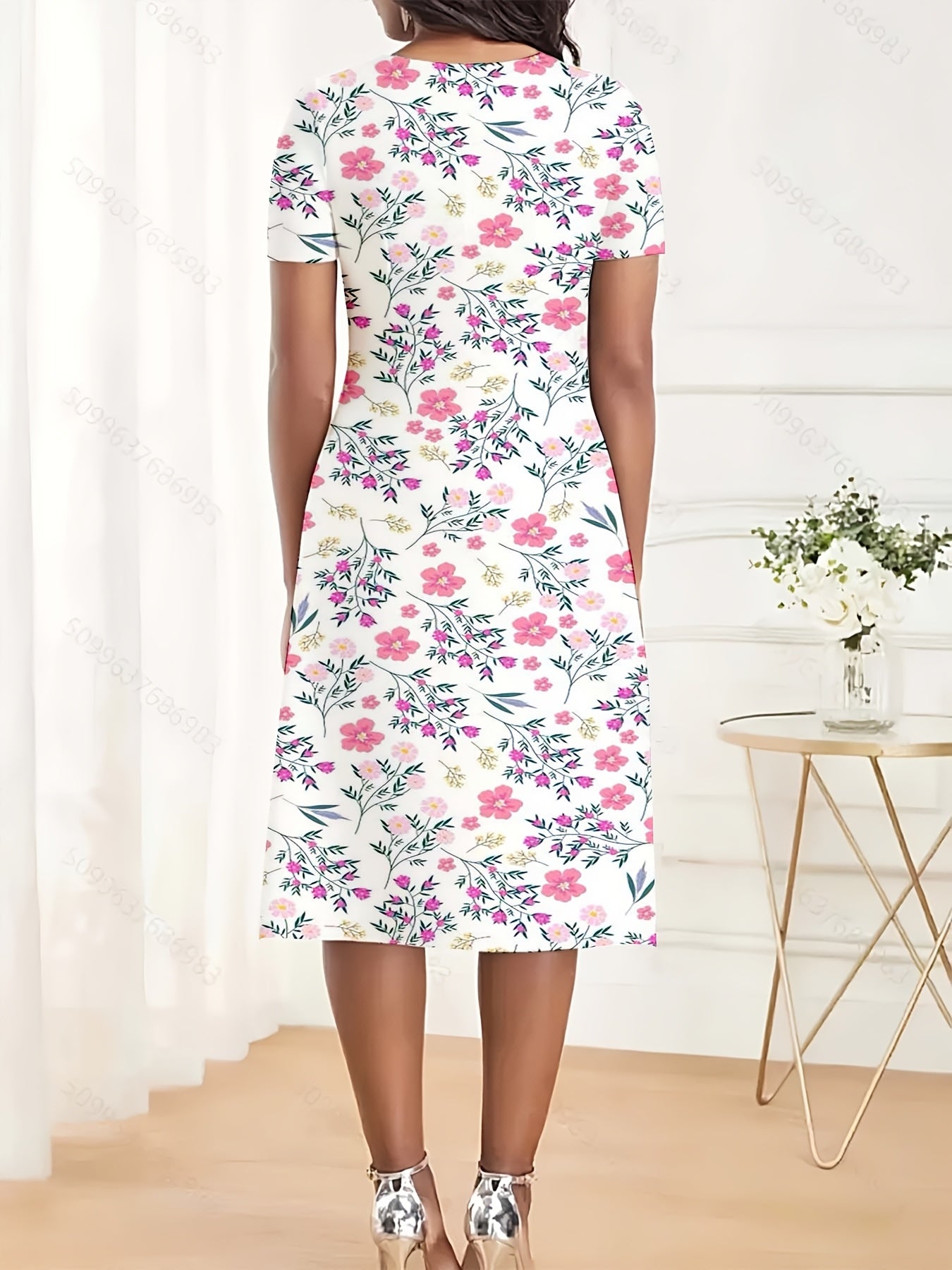 Jurk met wilde bloemen en groene takken
