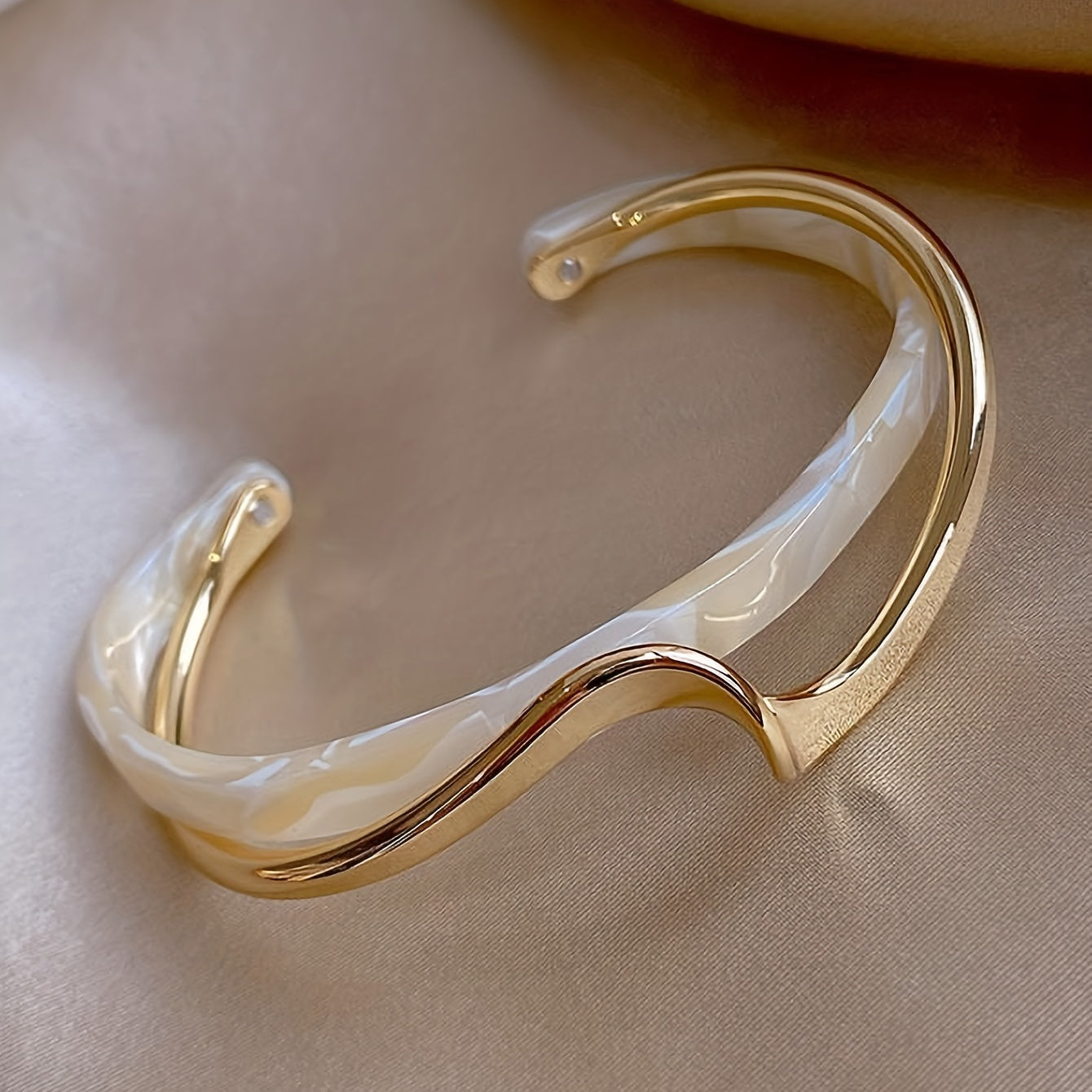 Stijve golfvormige armband verguld met 18K goud