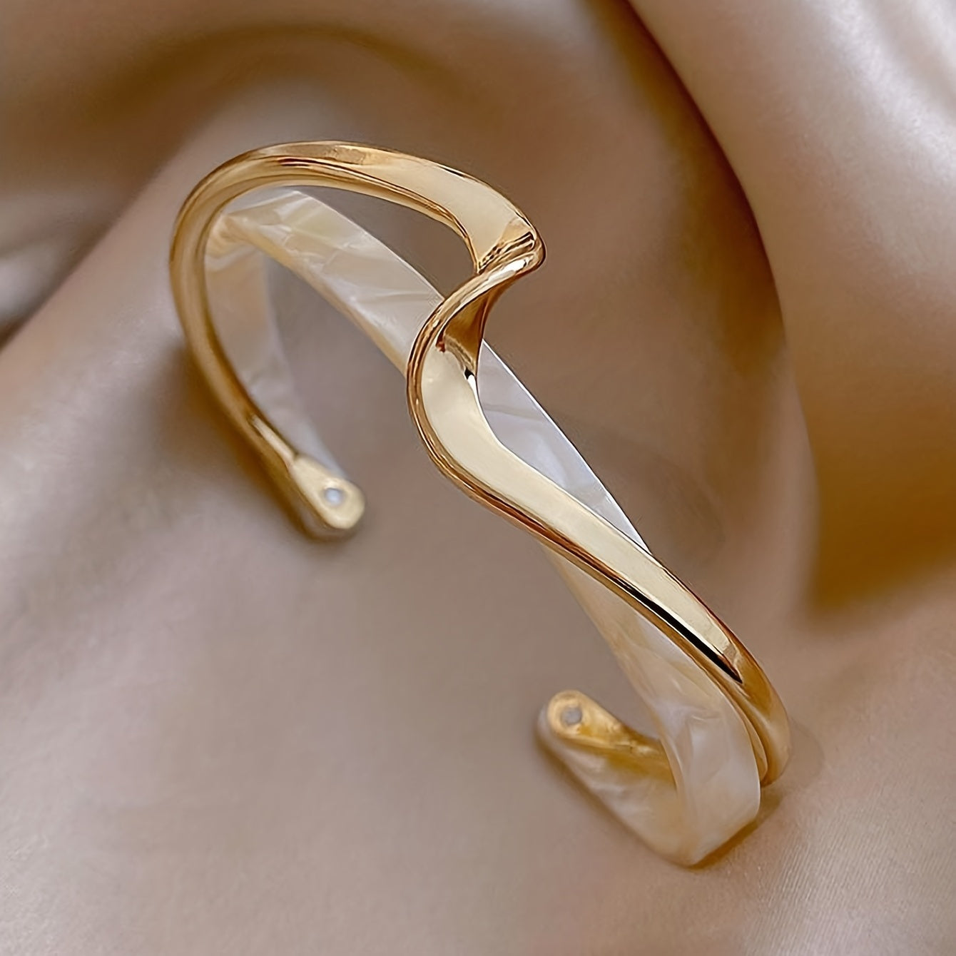 Stijve golfvormige armband verguld met 18K goud