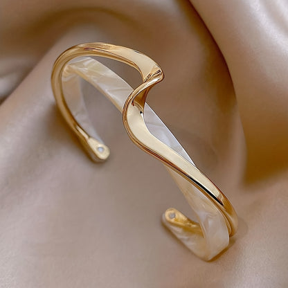 Stijve golfvormige armband verguld met 18K goud