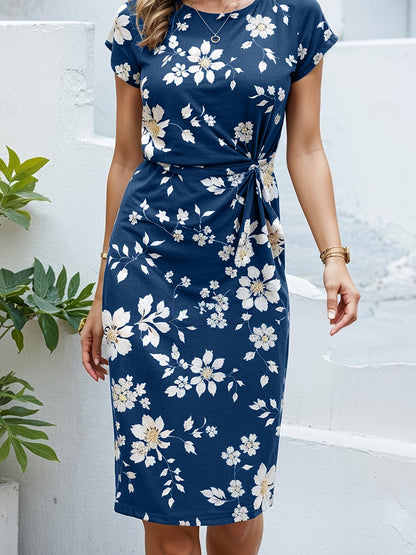 Marineblauwe halflange jurk met een wit bloemenmotief"