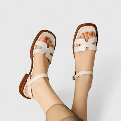 Caelia – Klassiske sandaler med remme til sommeren
