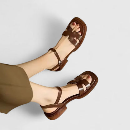 Caelia – Klassiske sandaler med remme til sommeren