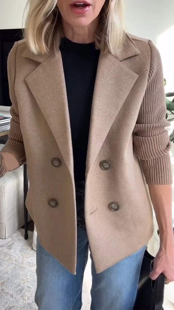 Amora - Elegant Jakke med Strikkede Ærmer