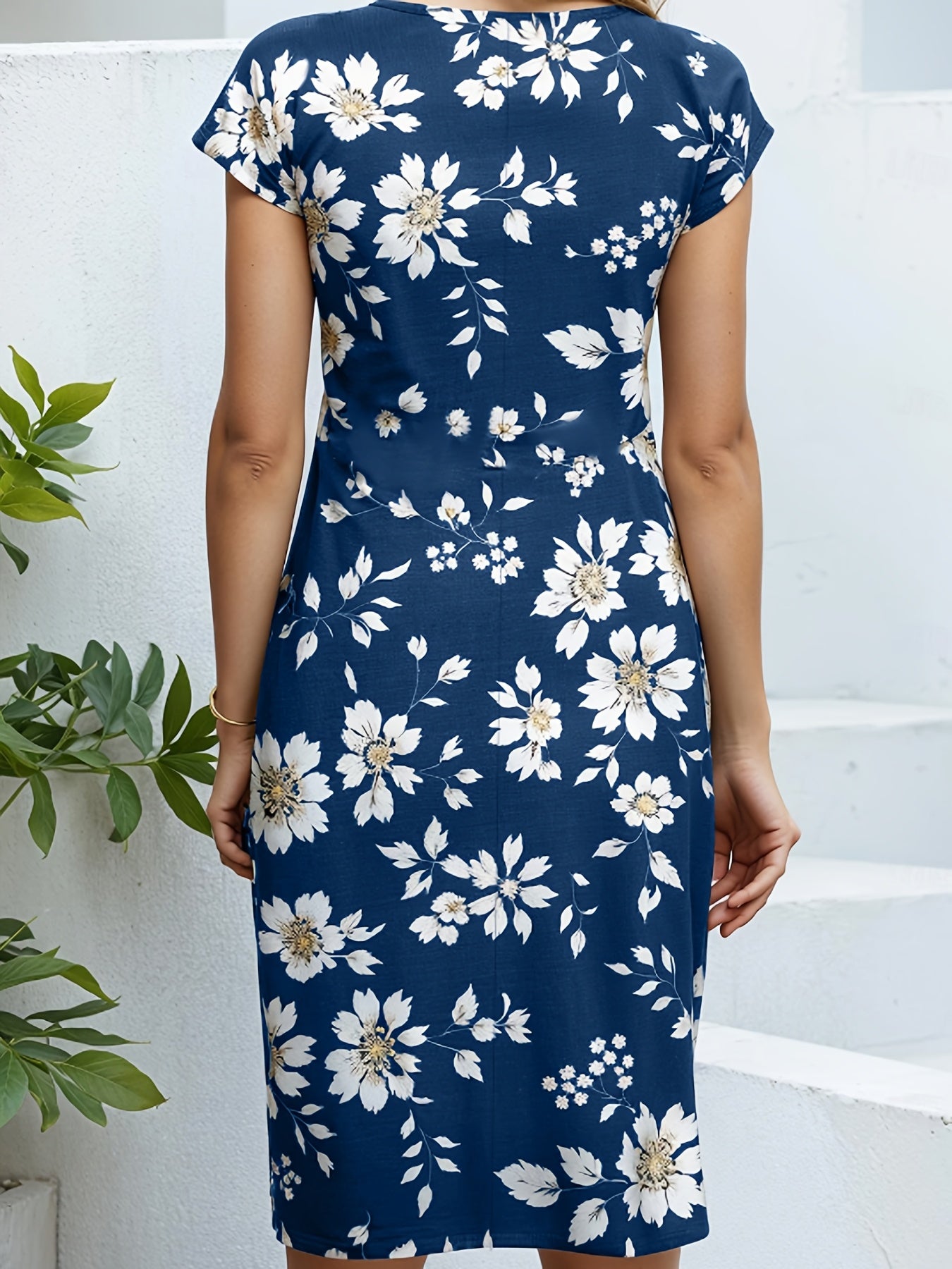 Marineblauwe halflange jurk met een wit bloemenmotief"
