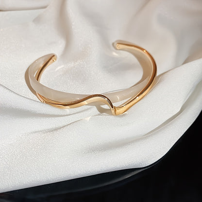 Stijve golfvormige armband verguld met 18K goud