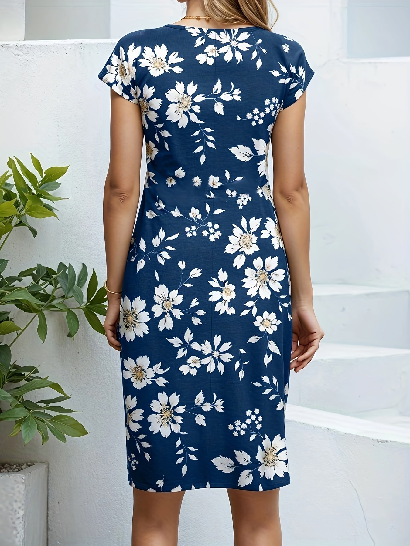 Marineblauwe halflange jurk met een wit bloemenmotief"