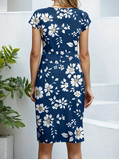 Marineblauwe halflange jurk met een wit bloemenmotief"